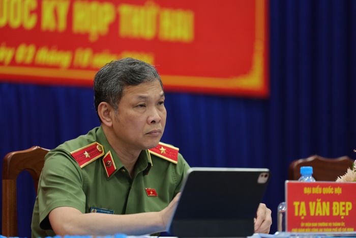 Thiếu tướng Tạ Văn Đẹp chăm chú lắng nghe tâm tư, nguyện vọng của bà con cử tri gửi đến ĐBQH