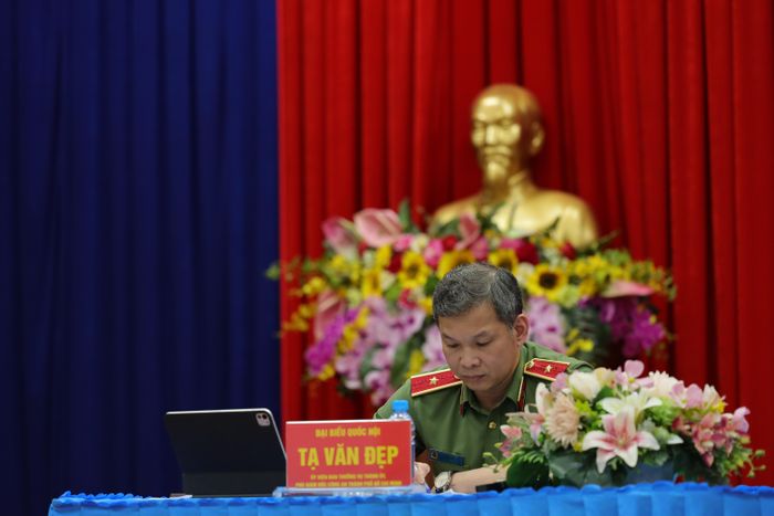 Thiếu tướng Tạ Văn Đẹp ghi lại các ý kiến, đóng góp của bà con cử tri để giải đáp và đề xuất trả lời, giải quyết