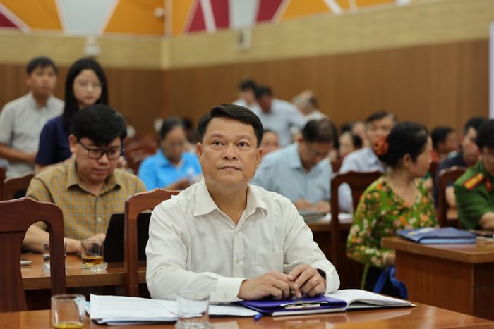 Ông Nguyễn Thanh Huy, Chủ tịch UBND P.Tân Đông Hiệp theo dõi, nắm bắt kiến nghị của cử tri