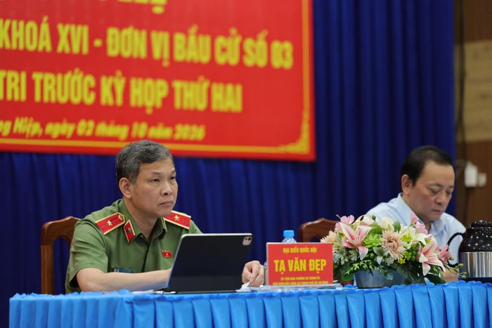Thiếu tướng Tạ Văn Đẹp và ông Lê Văn Khảm tiếp xúc với bà con cử tri tại điểm cầu P.Tân Đông Hiệp