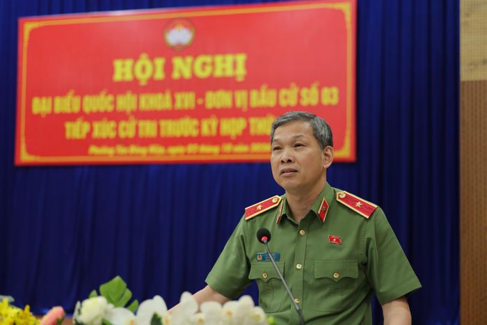 Thiếu tướng Tạ Văn Đẹp phát biểu tại hội nghị tiếp xúc cử tri