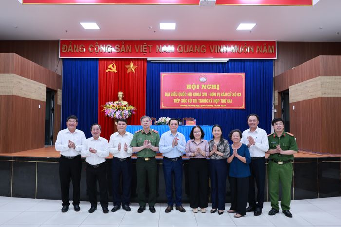 Đại biểu và cử tri chụp ảnh lưu niệm sau hội nghị