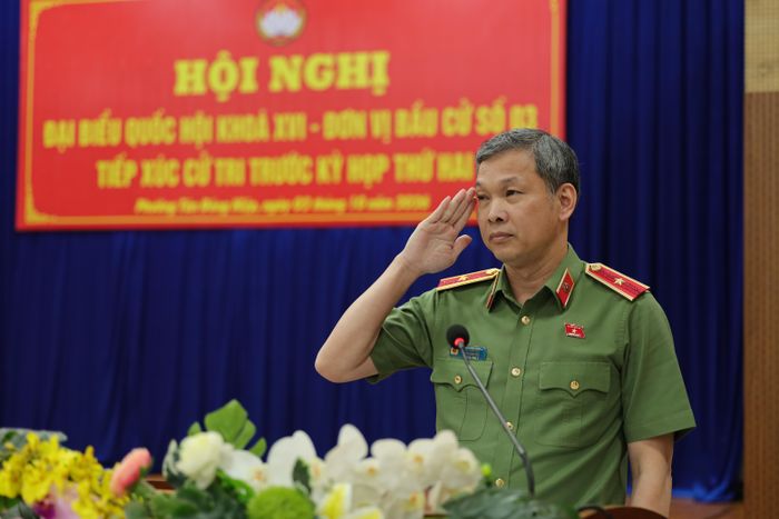 Thiếu tướng Tạ Văn Đẹp, PGĐ CATP, thay mặt các ĐBQH đơn vị bầu cử số 3 giải trình, trả lời các ý kiến, kiến nghị của cử tri