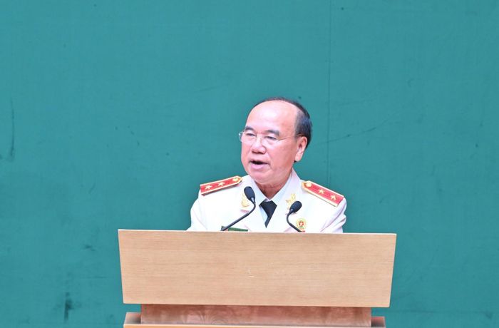 Trung tướng Đường Minh Hưng, Phó Chủ tịch Hội Cựu CAND Việt Nam trình bày báo cáo kết quả thẩm tra tư cách đại biểu