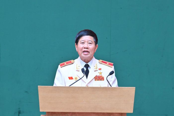 Thiếu tướng Vũ Hùng Vương, Phó Chủ tịch Hội Cựu CAND Việt Nam trình bày Báo cáo tổng kết công tác Hội giai đoạn 2023 – 2026