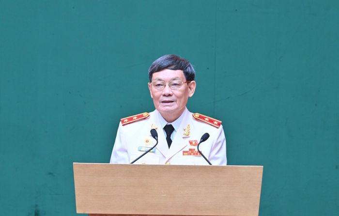 Trung tướng Trần Văn Nhuận, Phó Chủ tịch Hội Cựu CAND Việt Nam trình bày Báo cáo Đề án nhân sự Ban Chấp hành, Ban Thường vụ, Ban Kiểm tra và Lãnh đạo Hội nhiệm kỳ 2026 – 2031