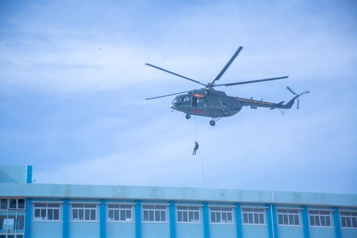 Thực hiện phương án truy bắt đối tượng khủng bố và giải cứu con tin.
