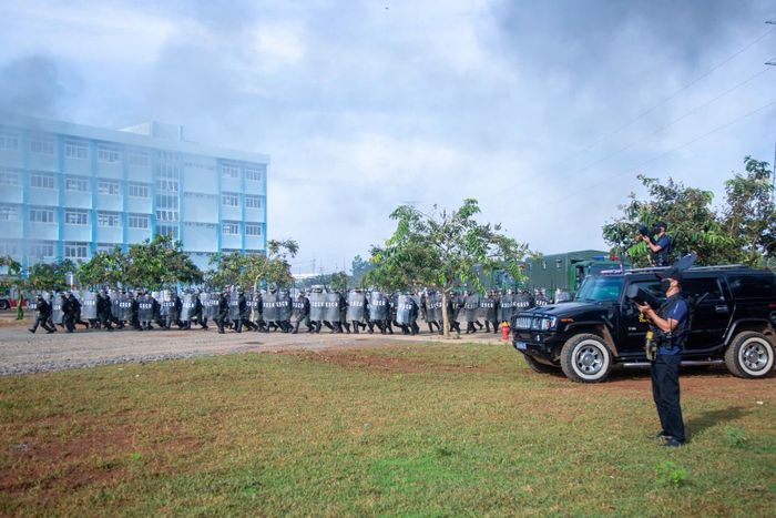 Các lực lượng triển khai thực hành đội hình giải tán đám đông gây rối.