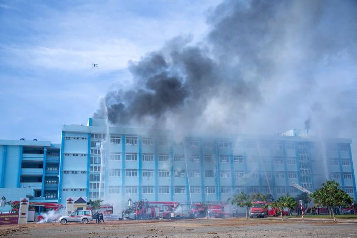 Lực lượng Phòng cháy, chữa cháy và cứu nạn, cứu hộ tích cực dập tắt các đám cháy và cứu nạn, cứu hộ.