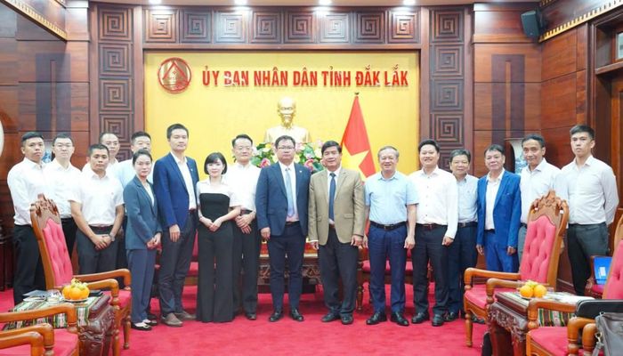 Lãnh đạo tỉnh, các sở, ngành chụp ảnh lưu niệm cùng đoàn công tác.