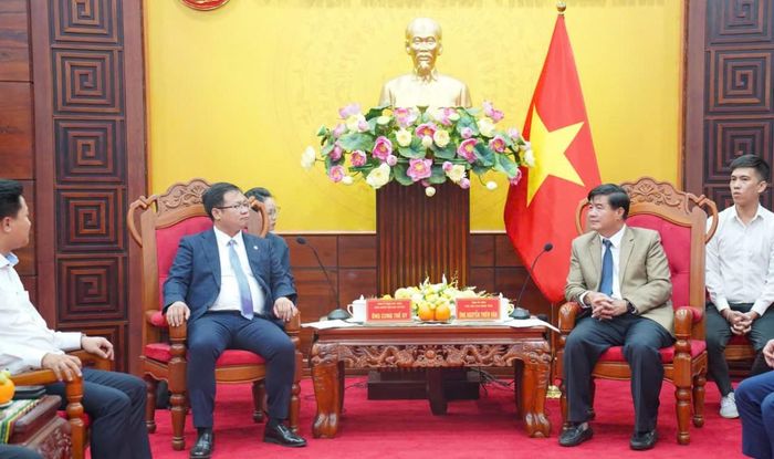  Phó Chủ tịch UBND tỉnh Nguyễn Thiên Văn trao đổi với doanh nghiệp. 