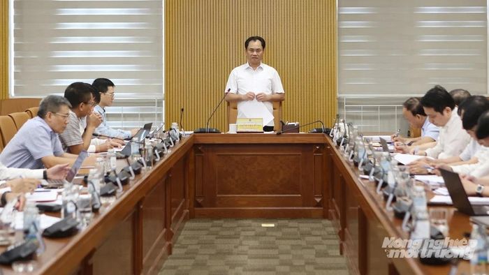 Bộ trưởng Bộ Nông nghiệp và Môi trường Trịnh Việt Hùng chủ trì phiên họp về công nghệ chiến lược, sản phẩm công nghệ chiến lược và tình hình triển khai Nghị quyết 57-NQ/TW. Ảnh: Khương Trung.