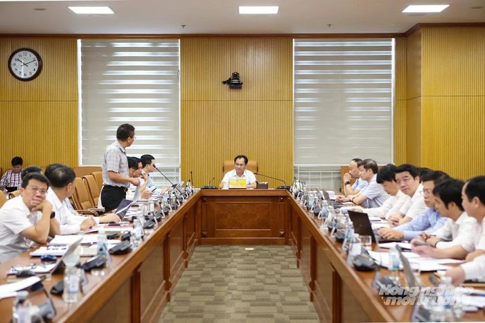 Bộ trưởng Bộ Nông nghiệp và Môi trường Trịnh Việt Hùng nghe các đơn vị báo cáo các nhiệm vụ thực hiện về công nghệ chiến lược, sản phẩm công nghệ chiến lược và tình hình triển khai Nghị quyết 57-NQ/TW. Ảnh: Khương Trung.