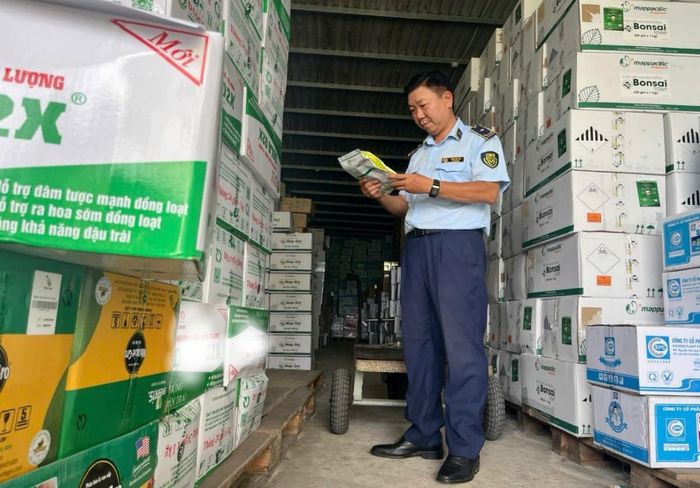 Đội Quản lý thị trường số 6 kiểm tra hàng hóa tại cơ sở kinh doanh phân bón trên địa bàn tỉnh Đồng Tháp. Ảnh: Chi cục Quản lý thị trường tỉnh Đồng Tháp.