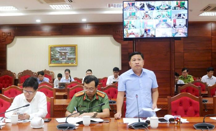  Lãnh đạo Sở Nông nghiệp và Môi trường báo cáo tình hình thực hiện các dự án chăn nuôi trên địa bàn tỉnh.