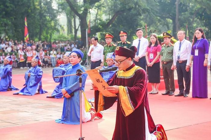 Nghi thức trình tấu chúc văn tại lễ hội Lam Kinh.