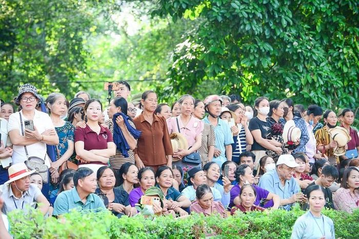Rất đông đảo người dân và du khách thập phương đến dự lễ hội Lam Kinh.