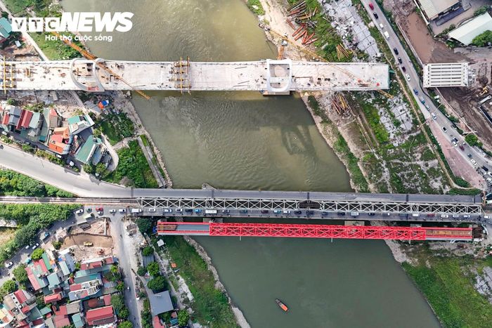 Cầu mới được xây dựng về phía thượng lưu, kết nối với hệ thống đường hai đầu cầu. Tim cầu mới cách tim cầu Đuống hiện hữu khoảng 16,5m. Cầu đường sắt được thiết kế cho đường sắt đơn, sử dụng khổ lồng 1.000mm và 1.435mm, tốc độ thiết kế 80km/h.