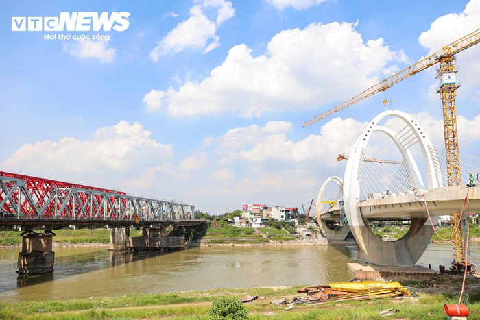 Dự án có tổng mức đầu tư 1.848,6 tỷ đồng, gồm hai hợp phần. Trong đó, cầu đường sắt có tổng chiều dài khoảng 1.000m, điểm đầu tại Km9+075 và điểm cuối khoảng Km10+075 theo lý trình đường sắt hiện hữu.