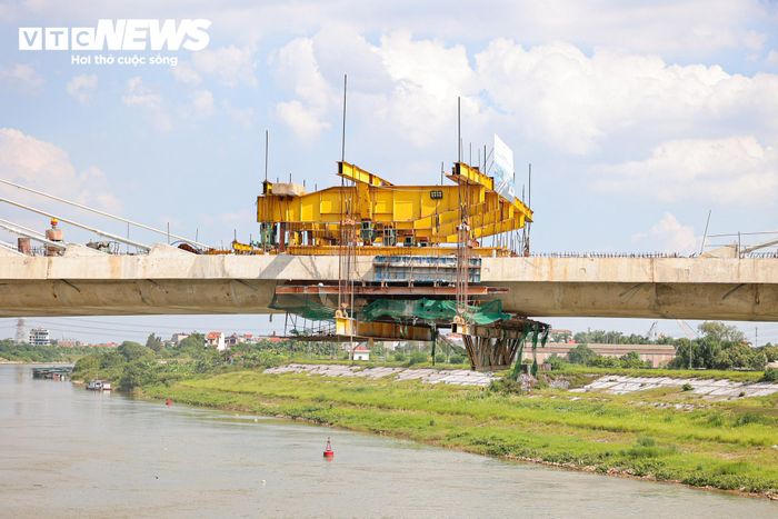 Sau khi hợp long, các hạng mục trên cầu như lan can, bê tông nhựa mặt cầu và những phần việc hoàn thiện khác đang được khẩn trương triển khai. Tuy nhiên, tiến độ hoàn thành toàn bộ dự án vẫn phụ thuộc vào việc thi công các tuyến đường dẫn và hoàn thiện mặt bằng.