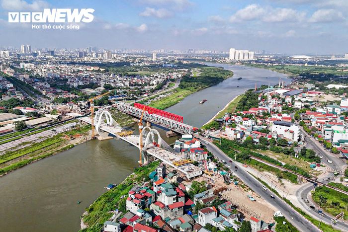 Sau gần 3 năm thi công, ngày 20/9, cầu Đuống mới đã được hợp long nhịp chính bắc qua sông Đuống. Đến nay, phần cầu chính hoàn thành hơn 97% khối lượng, các nhà thầu đang tập trung nhân lực, máy móc để hoàn thiện công trình, hướng tới mục tiêu thông xe vào cuối năm 2026.
