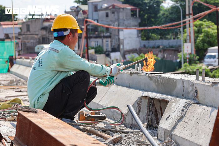 Trong quá trình thi công, dự án gặp một số khó khăn do công tác giải phóng mặt bằng và điều kiện thời tiết ảnh hưởng đến việc tổ chức thi công.