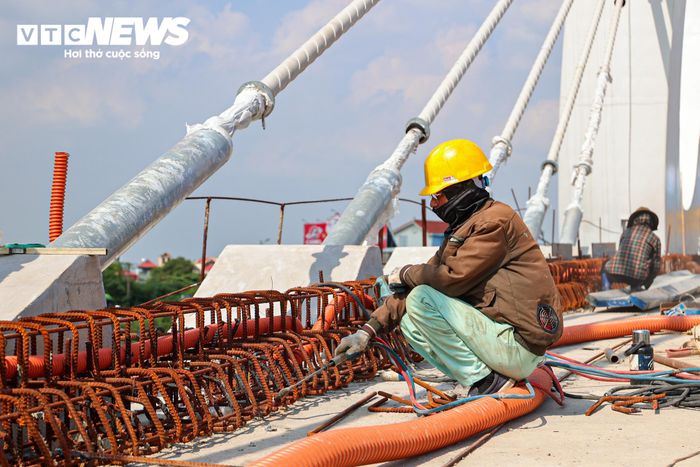 Theo ghi nhận, công nhân đang tiếp tục thi công lan can, mặt cầu và các hạng mục phụ trợ.