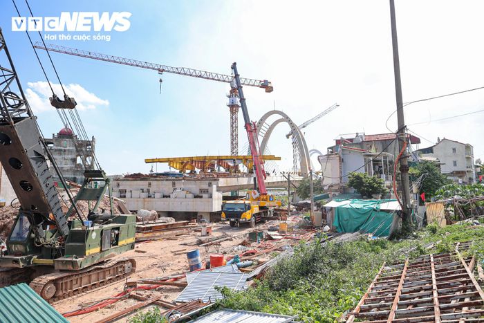 Hiện mặt bằng khu vực đường dẫn hai đầu cầu, phía phường Việt Hưng và xã Phù Đổng, đã được bàn giao cho đơn vị thi công.