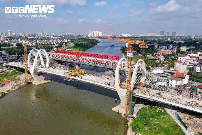 Theo kế hoạch, cầu đường bộ Đuống mới dự kiến hoàn thành trong năm 2026. Khi đưa vào khai thác, công trình được kỳ vọng góp phần tổ chức, phân bổ lại giao thông giữa hai bờ Bắc - Nam sông Đuống, giảm áp lực cho cầu hiện hữu và thúc đẩy kết nối khu vực phía Bắc sông Hồng với trung tâm Hà Nội. Sau khi cầu đường bộ và cầu đường sắt mới hoàn thành, cầu Đuống cũ sẽ được tháo dỡ để mở rộng luồng đường thủy, tạo điều kiện cho tàu thuyền lưu thông thuận lợi hơn và hạn chế hình thành các vùng nước xoáy.