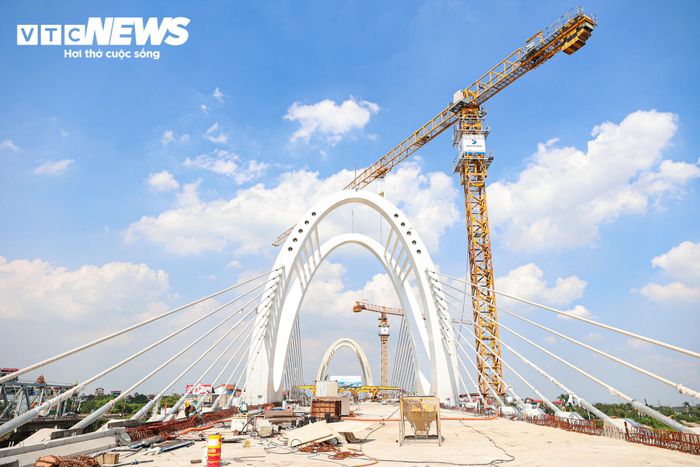 Đối với cầu đường bộ, nhịp chính vượt sông Đuống đã được hợp long. Tại khu vực giữa sông, Công ty Cổ phần Tập đoàn Đạt Phương đang huy động nhân lực, thiết bị để hoàn thiện các hạng mục còn lại.