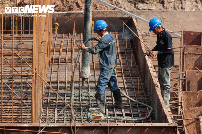 Tại hai đầu cầu, phần đường dẫn cũng được triển khai đồng thời nhằm bảo đảm tiến độ chung của dự án.