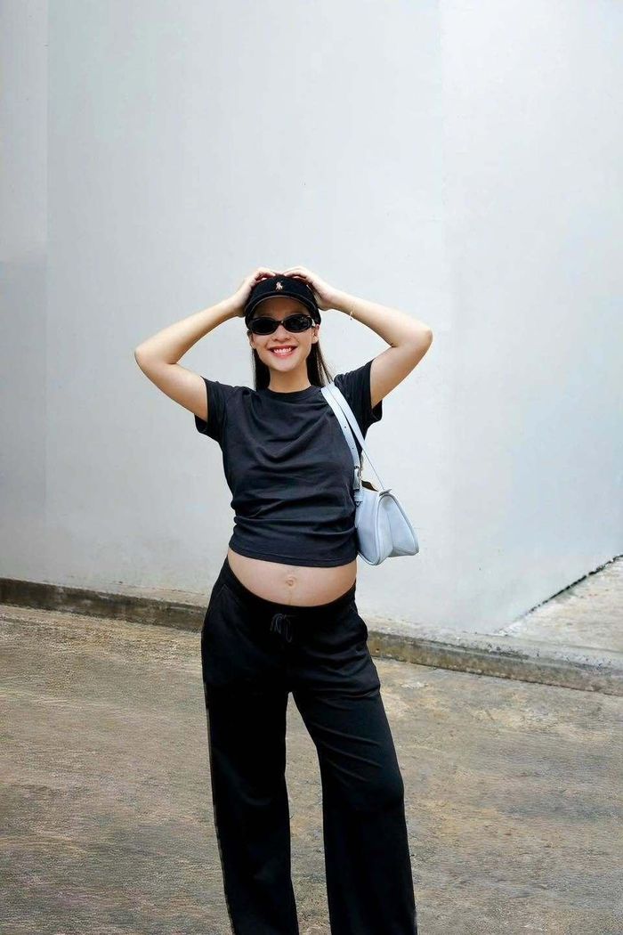 Khả Ngân khoe phong cách đời thường trẻ trung trong loạt ảnh dạo phố, hé lộ niềm vui chuẩn bị làm mẹ.