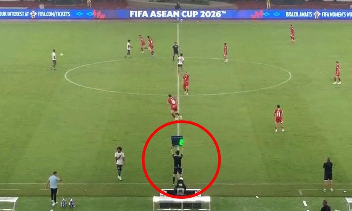 Trọng tài thứ tư thông báo thời gian bù giờ tối thiểu là 2 phút, trước khi đổi thành 7 phút.