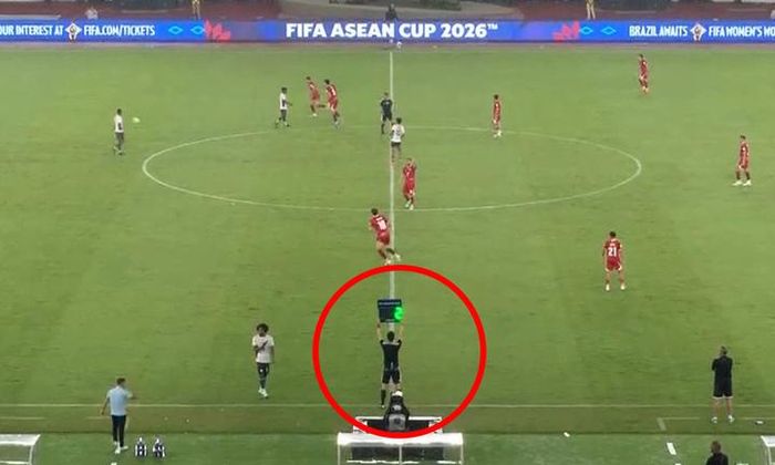 Trọng tài thứ tư thông báo thời gian bù giờ tối thiểu là 2 phút, trước khi đổi thành 7 phút.