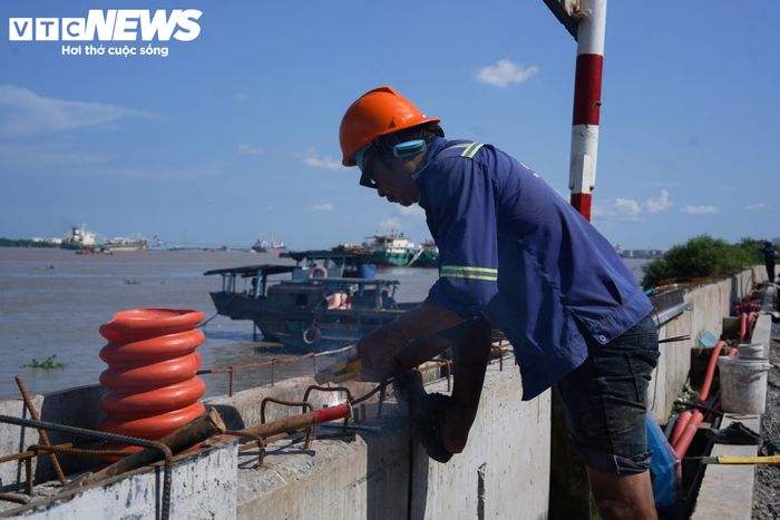 Công nhân đang khẩn trương hoàn thiện phần sau kè, thảm đá phía trước kè; hoàn thiện nhà cống 2M, cảnh quan dọc tuyến, lắp đặt lan can và các thiết bị cơ điện, điều khiển và giám sát (MEPP).