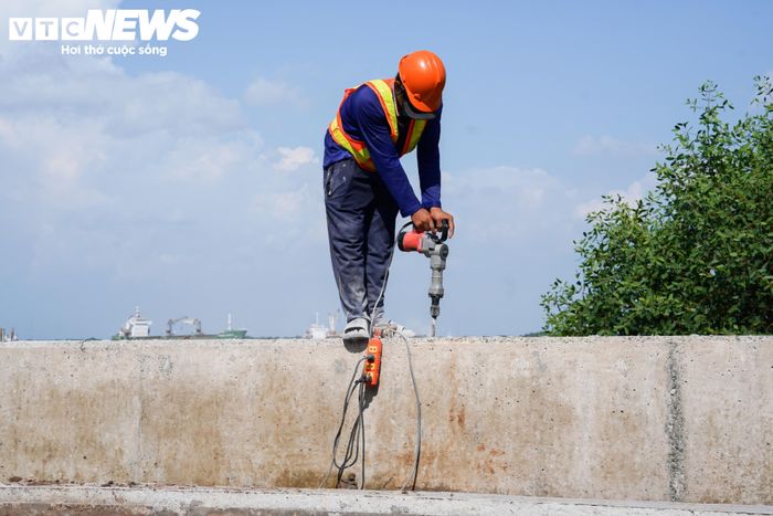 Các hạng mục còn lại cũng được triển khai đồng thời, trong đó có việc đồng bộ hệ thống điều khiển, giám sát và thu thập dữ liệu (SCADA), lắp đặt cửa van cho cống 2M và các cống nhỏ dưới đê theo kế hoạch.