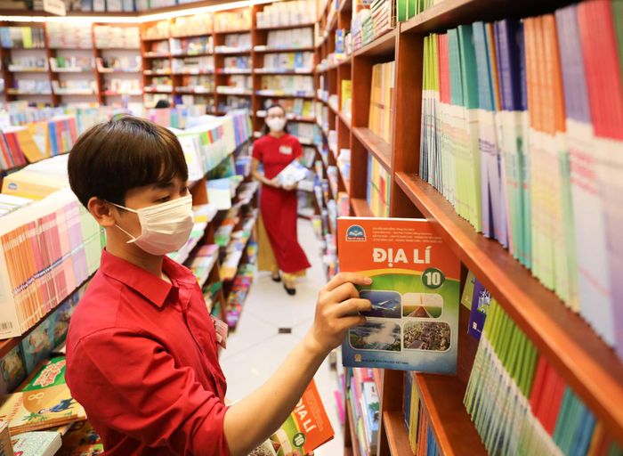 Bộ GD&ĐT đang xây dựng kế hoạch rà soát, hoàn thiện chương trình và sách giáo khoa mới, dự kiến sử dụng thống nhất trên cả nước từ năm học 2028-2029. (Ảnh: NXBGDVN)