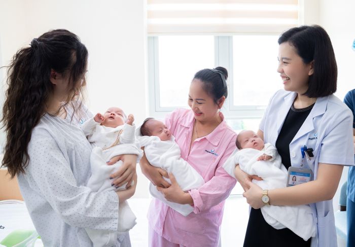 Bác sĩ Sim thăm trẻ trước khi xuất viện. 