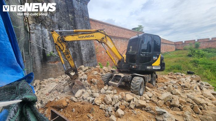 Sau nhiều thập kỷ, các công trình này không còn hiệu quả phòng thủ quốc phòng nhưng lại làm ảnh hưởng nghiêm trọng đến cảnh quan di tích triều Nguyễn. Chính quyền TP Huế quyết định tháo dỡ để bảo tồn di sản.