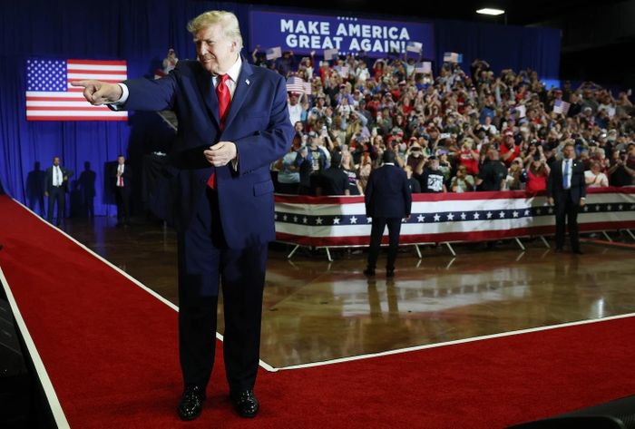 Tổng thống Donald Trump vẫy chào cử tri trong một cuộc mít tinh ở Durant, Oklahoma (Mỹ), hôm thứ Năm. (Ảnh: Kevin Dietsch/Getty Images)