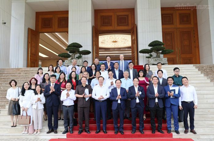 Phó Thủ tướng chụp ảnh lưu niệm cùng các đại biểu. (Ảnh: chinhphu.vn)