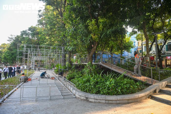 Tại khu vực khung gương nghệ thuật, phần khung đã cơ bản hoàn thành. 