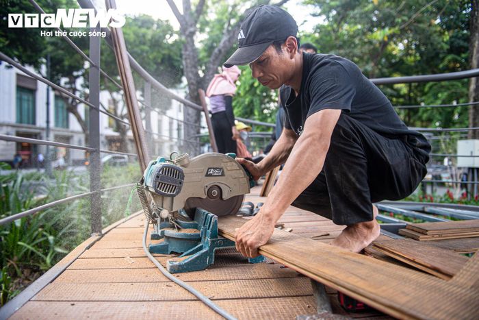 Công nhân gấp rút hoàn thiện cầu cạn uốn lượn tại Hồ Hoàn Kiếm chiều 2/10. 