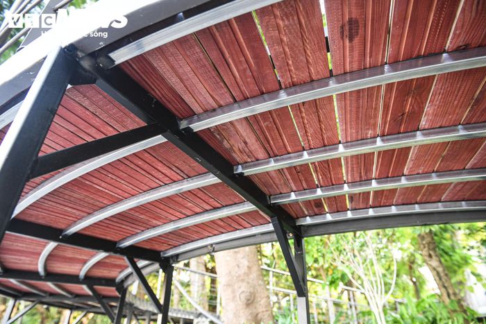 Một số đoạn cầu đã hoàn thiện những phần cơ bản, trong đó sàn gỗ được lắp đặt dọc tuyến.