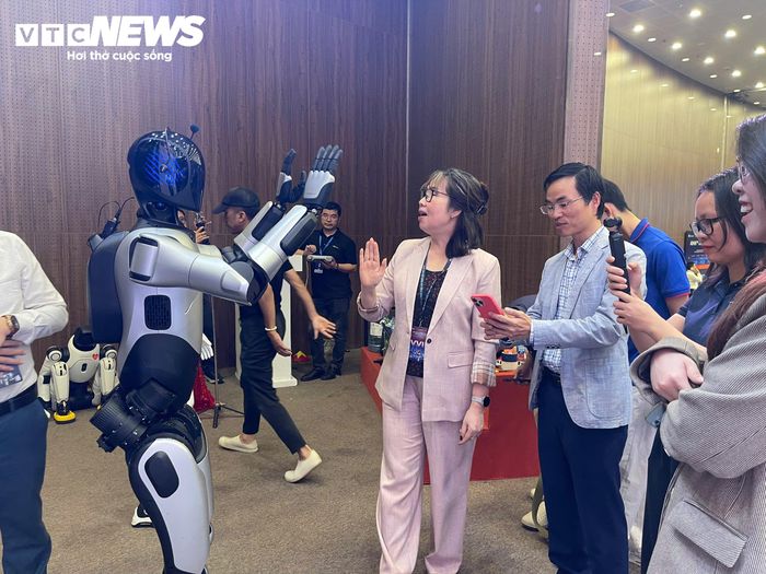 Quan khách tương tác với robot hình người thế hệ mới của AGIBOT. (Ảnh: Đỗ Huệ)