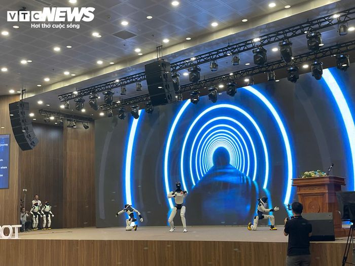 Những robot hình người tiên tiến thế hệ mới của AGIBOT trình diễn tại Hội nghị.