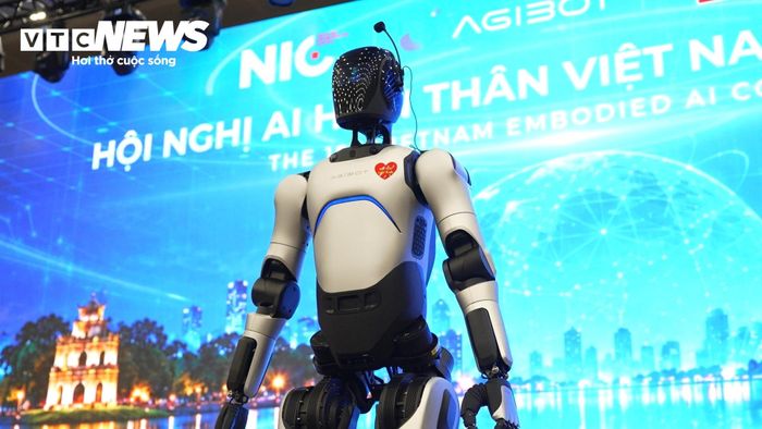 Robot hình người đảm nhiệm vai trò MC cho Hội nghị. (Ảnh: Hùng Cường)