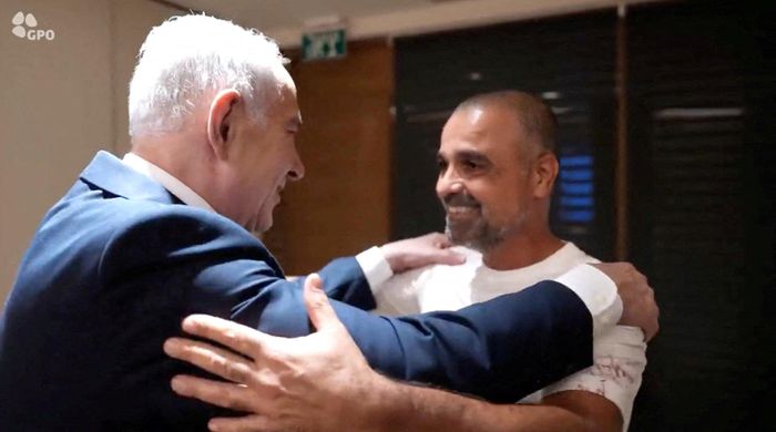 Hành khách Yaniv Hayun (phải), một trong số những người tham gia giúp đỡ, gặp Thủ tướng Israel. 