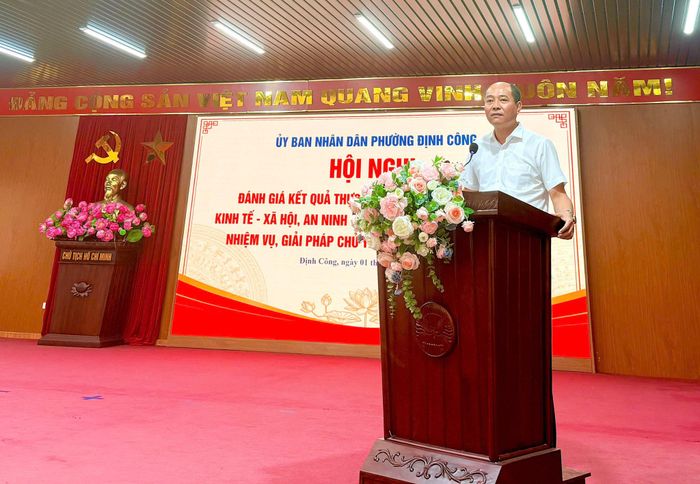 Chủ tịch UBND phường Định Công Nguyễn Tuấn Anh phát biểu tại hội nghị. Ảnh: PV