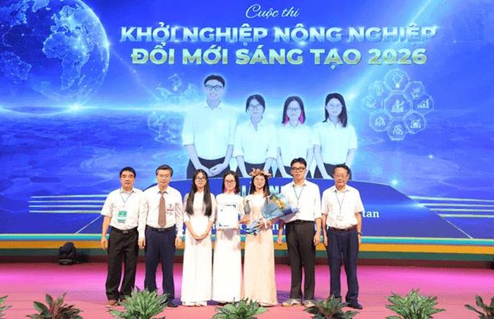 Nhóm sinh viên Khoa Công nghệ thực phẩm đoạt giải Nhất cuộc thi “Khởi nghiệp nông nghiệp và đổi mới sáng tạo năm 2026” do Học viện Nông nghiệp Việt Nam tổ chức. Ảnh Quang Huy